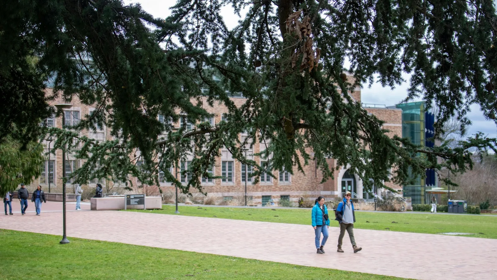 University of Toronto scholarships: students walking past a campus building