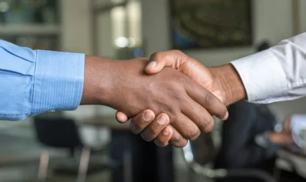 Employer and foreign worker shaking hands after agreeing a visa sponsored job