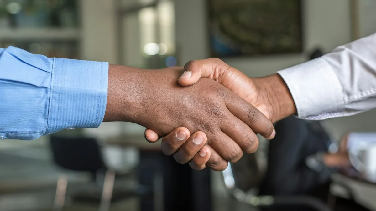 Employer and foreign worker shaking hands after agreeing a visa sponsored job